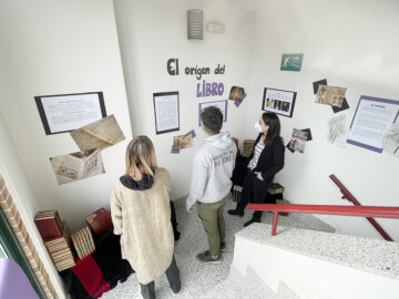 La Biblioteca municipal acoge la exposición 'El origen del libro' con motivo del Día del Libro.