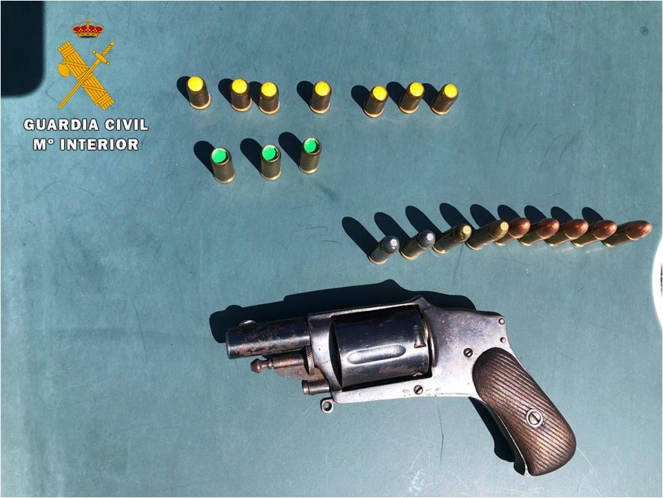 La Guardia Civil descubre un revolver en la guantera de un coche, cuyo conductor era un ciudadano frrancés.