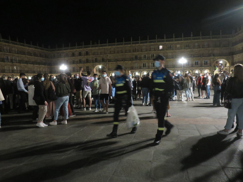 Los policías locales evitaron varios botellones retirando las bolsas con bebidas.