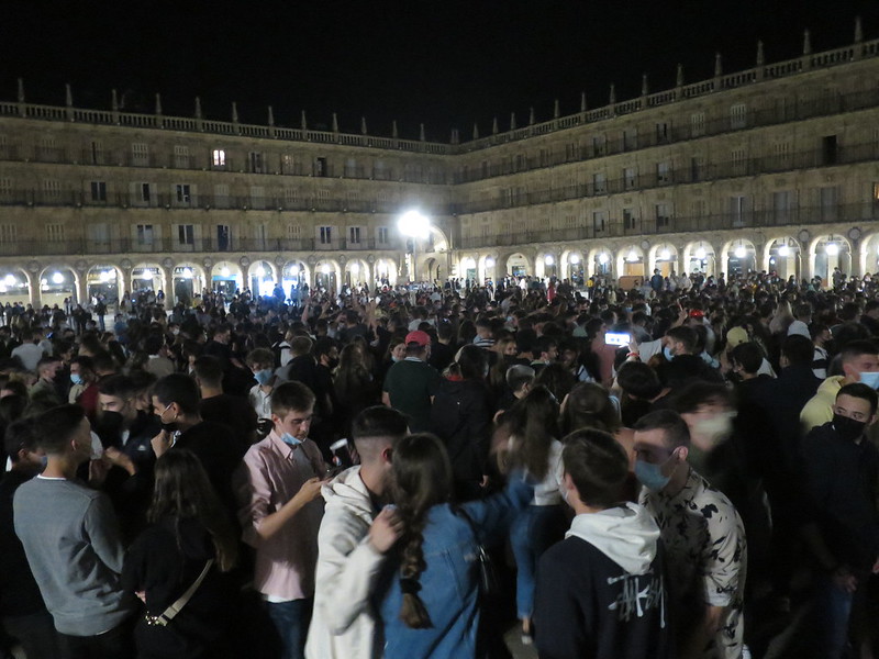 Cientos de jóvenes se agolparon en la Plaza Mayor la madrugada del 9 de mayo. ARCHIVO.