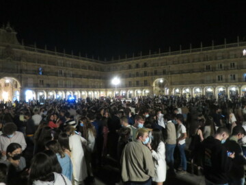 Los jóvenes irrumpieron en la Plaza Mayor la noche del 9 de mayo, fin del estado de alarma.