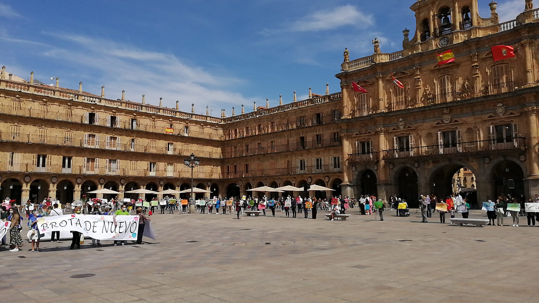 Decenas de personas apoyan la campaña de Manos Unidas en la Plaza Mayor de Salamanca. (3)