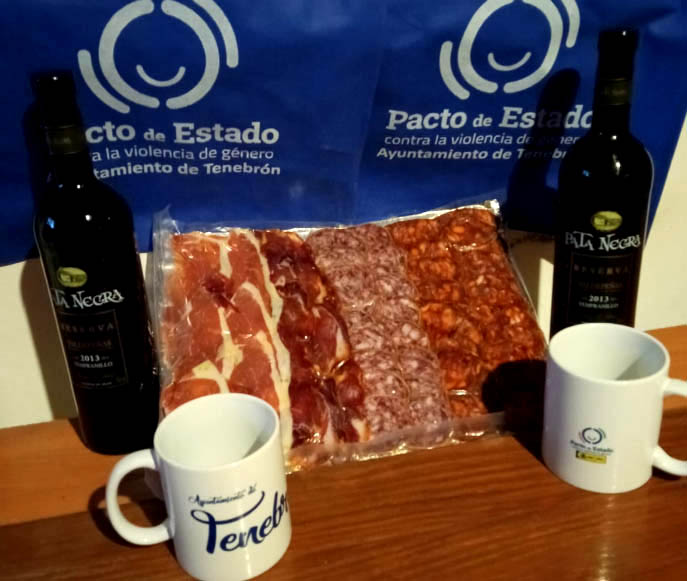 El Ayuntamiento de Tenebrón entregó a los vecinos un lote de productos para festejar a San Isidro.