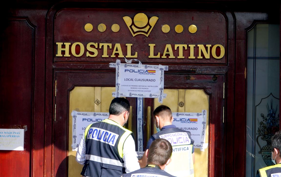 la policia precinta el hostal latino en valladolid ical