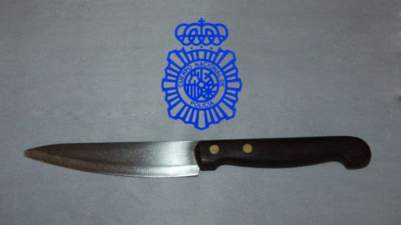 El cuchillo de cocina de 10 centímetros de hoja con el que amenazó de muerte a su amigo.