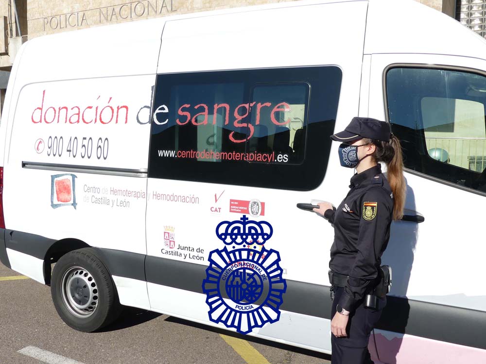Los agentes de la Policía Nacional de Salamanca se suman a la campaña de donación de sangre. 