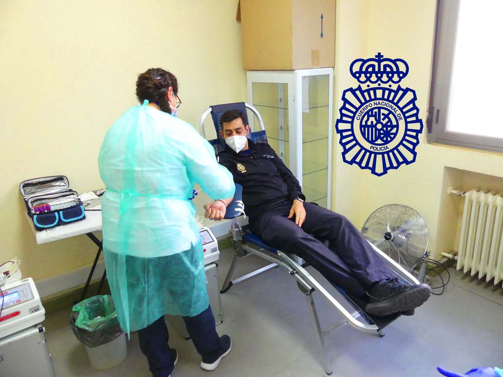Los agentes de la Policía Nacional de Salamanca se suman a la campaña de donación de sangre. 