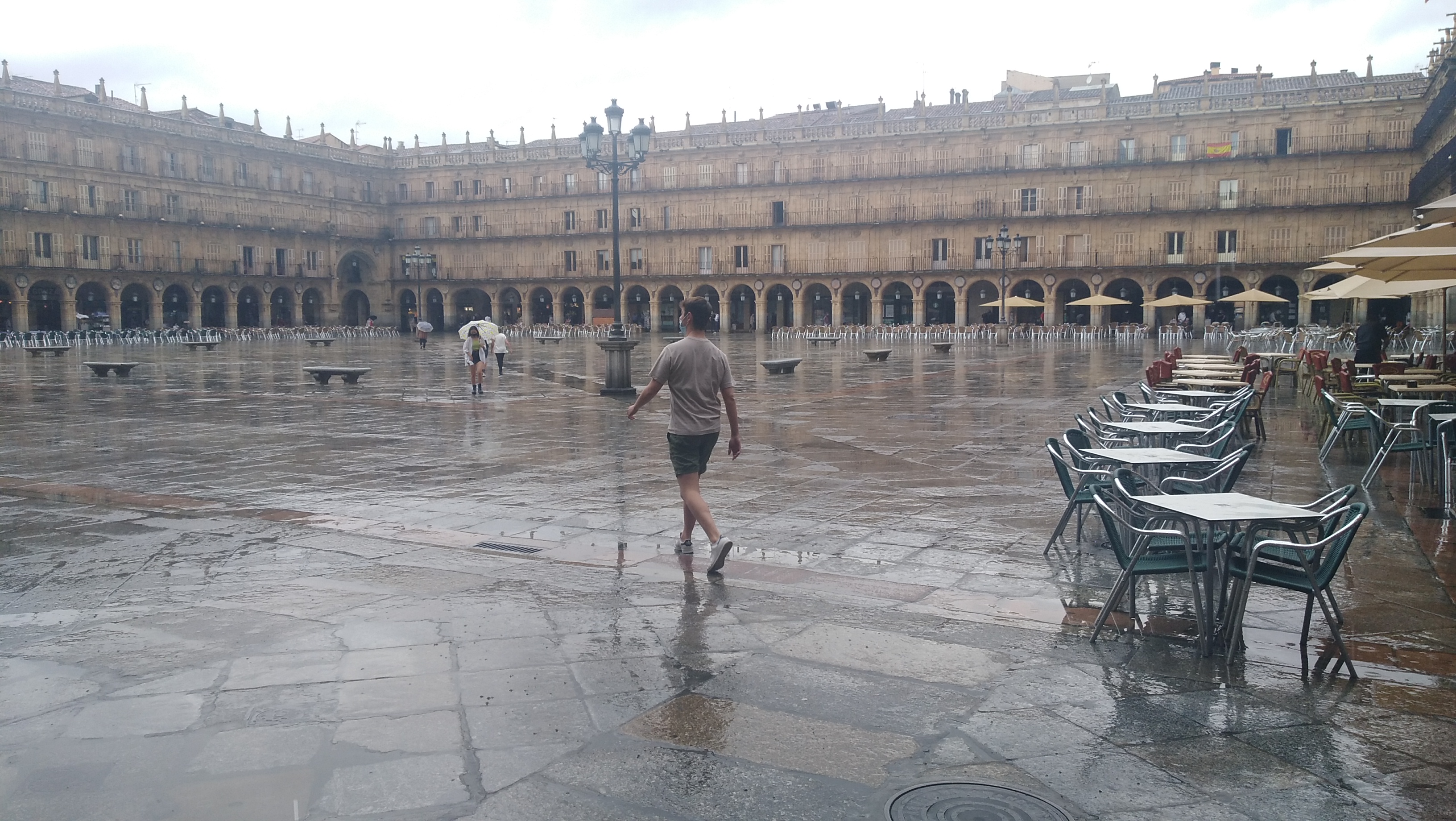 Un hombre pasea por la Plaza Mayor después del chaparrón.