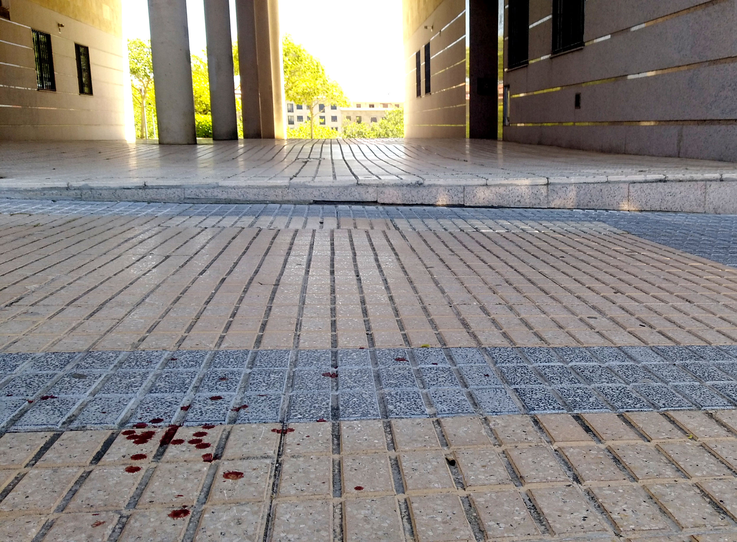 Sangre en el lugar donde se produjo la pelea en la que están implicados cuatro jóvenes.
