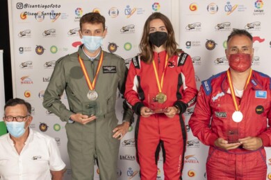 La piloto salmantina, Raquel Martín, en el centro de la imagen, se proclama campeona de España.