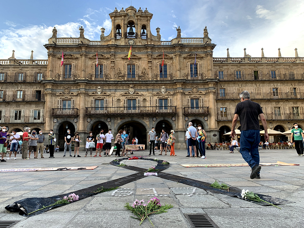 La plataforma de Yayogaitas de Salamanca recuerda a los fallecidos durante la pandemia.