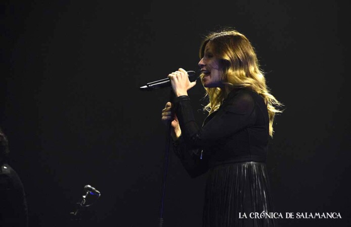 Leire Martínez, la vocalista de La Oreja de Van Gogh, en el concierto en Salamanca. Foto. Almudena Iglesias Martín.