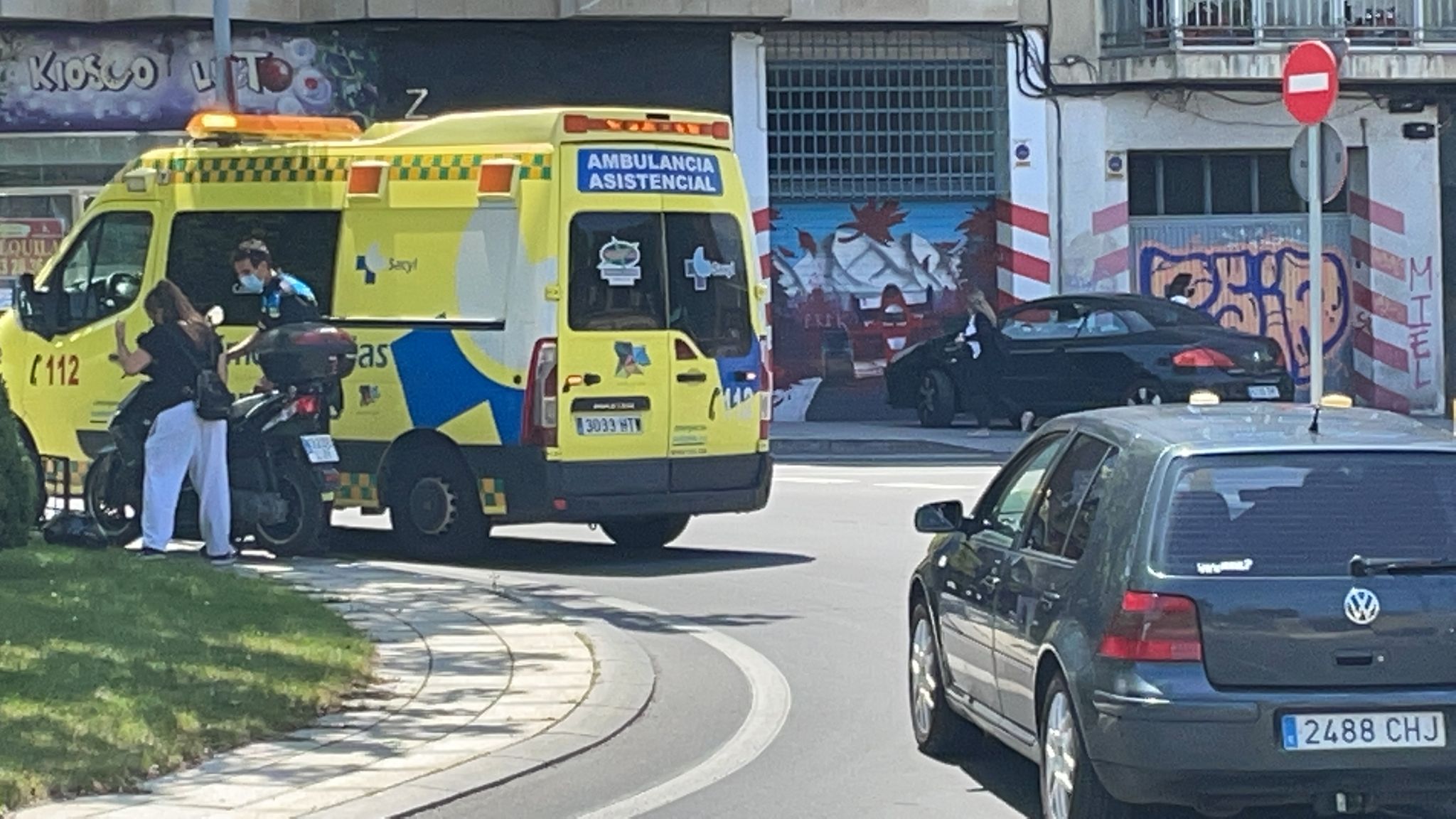 Una ambulancia atiende al herido del accidente de la rotonda del Túnel de la Radio.