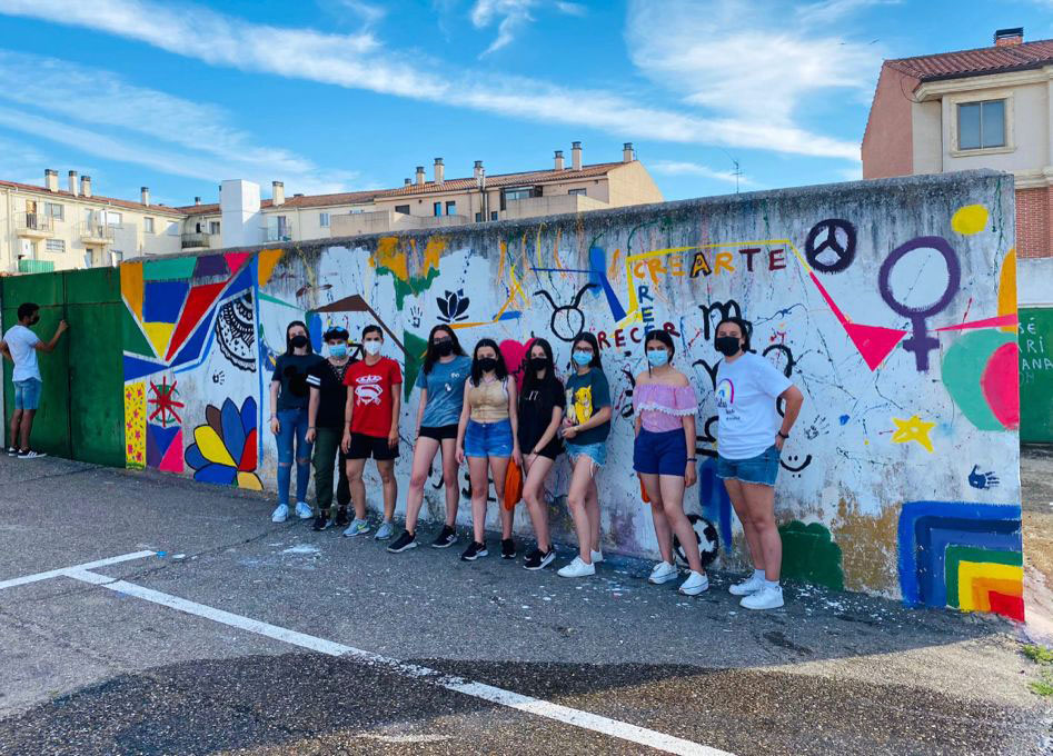 El profesor de la Facultad de Bellas Artes Juan Sebastián González, junto a los jóvenes artistas de Villres de la Reina.