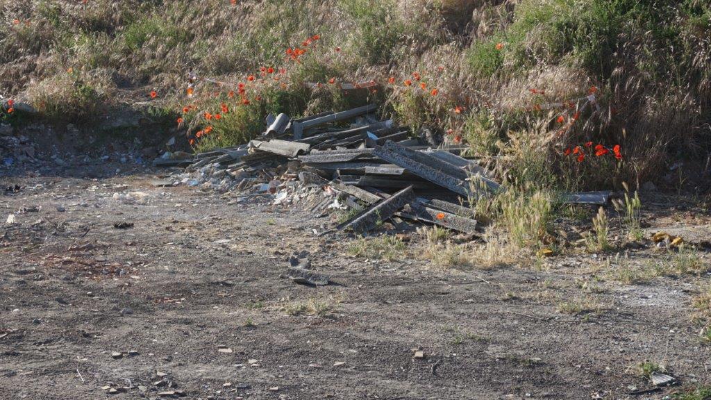 Uralita -amianto- esparcida en el 'volcán' de Garrido.