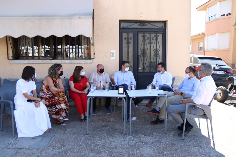 Psoecyl / ICAL. Pedro Sánchez, Tudanca y miembros del PSOE de Salamanca en una terraza de Calvarrasa de Arriba.