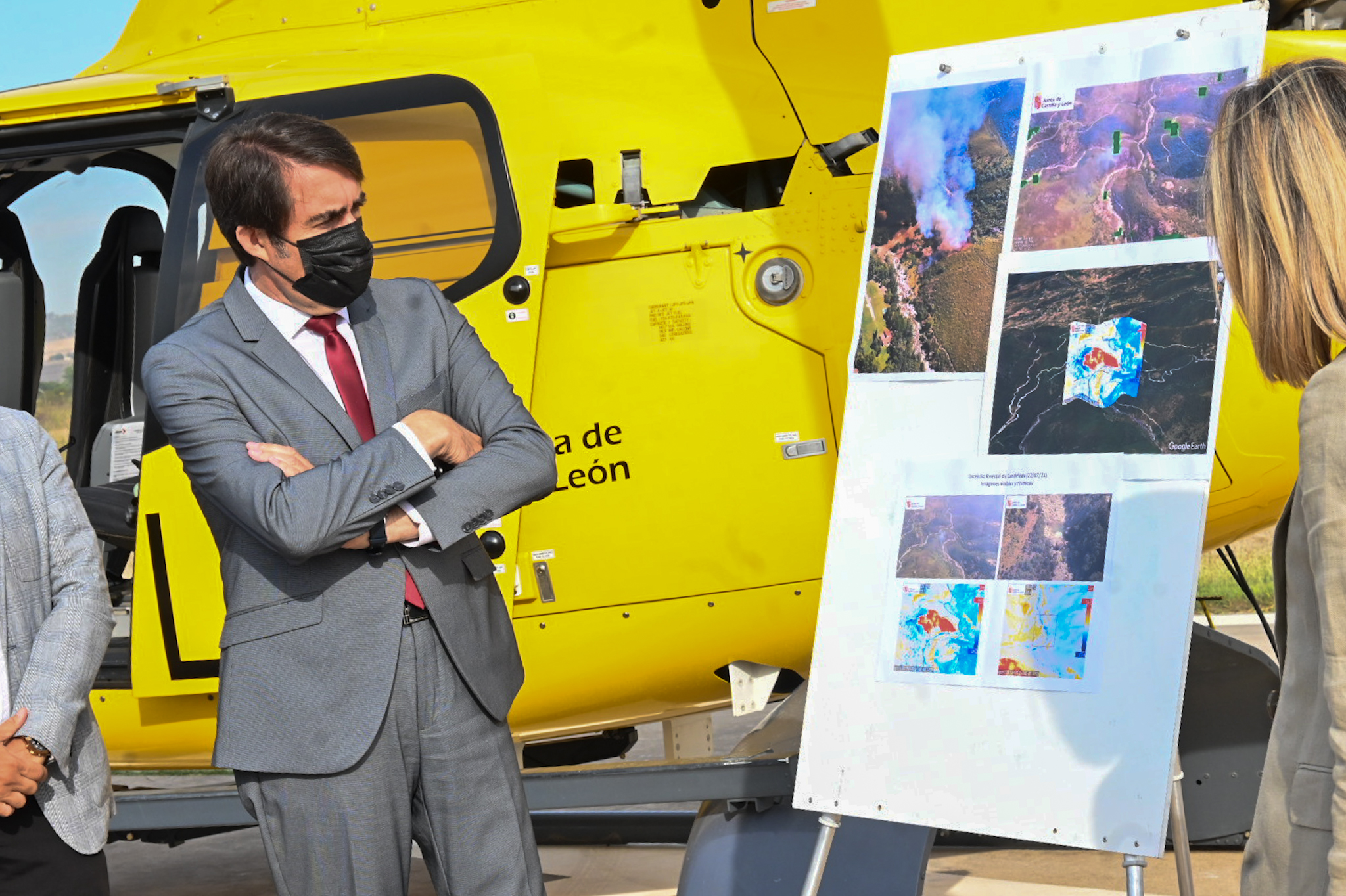 El consejero de Fomento y Medio Ambiente, Juan Carlos Suárez-Quiñones en la presentación del nuevo helicóptero para extinguir incendios. 