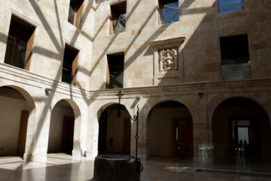 El interior de la nueve sede de la sede de Cursos Internacionales de la Universidad de Salamanca, ubicada en el antiguo colegio de San Bartolomé.