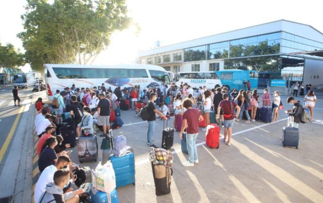 jovenes aislados mallorca en aeropuerto palma ultima hora