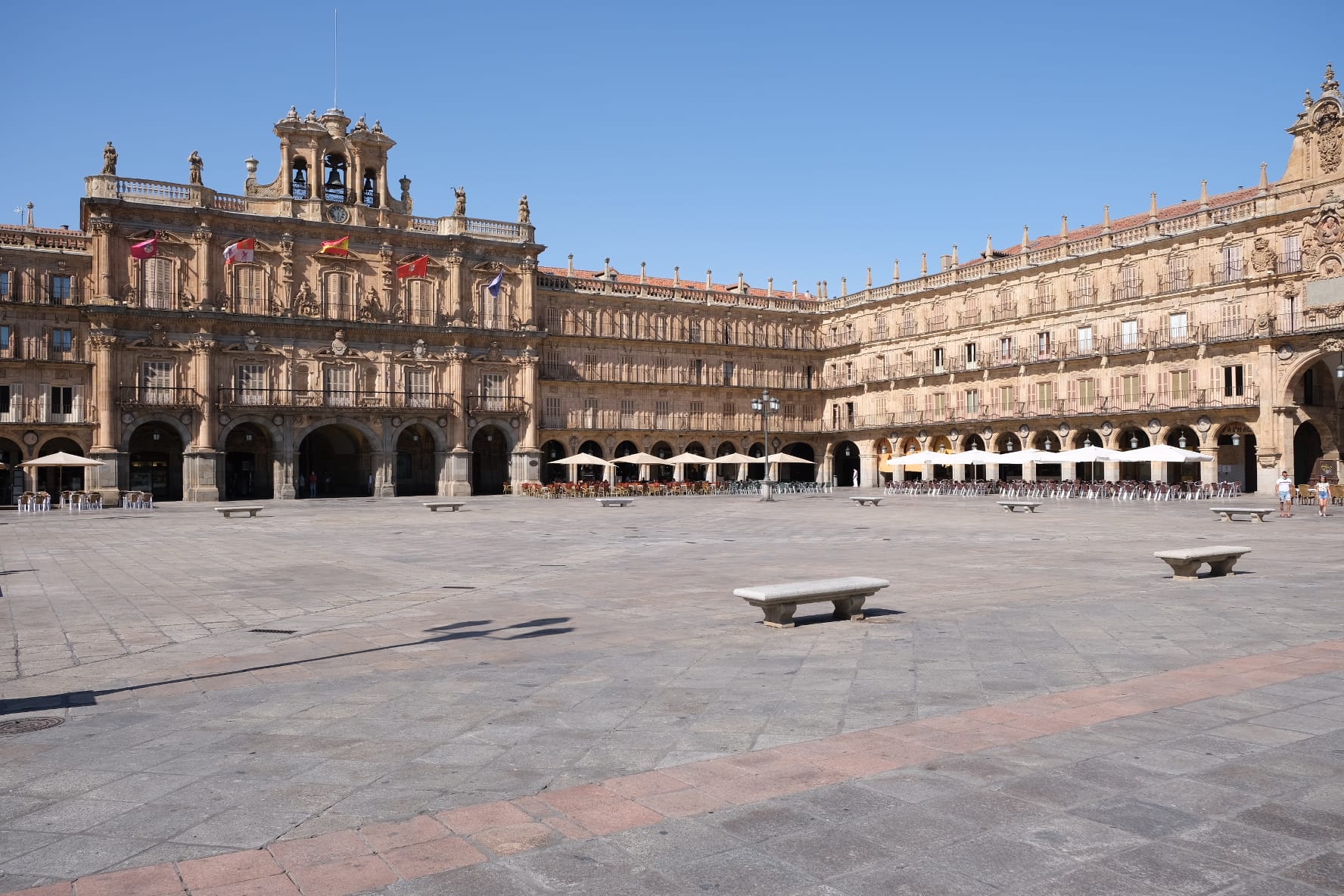 La Plaza Mayor completamente vacía debido a las altas temperaturas.