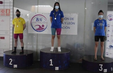 Jerina Gutiérrez, nadadora del Club Acuático Salamanca, logró 10 metales en el campeonato Autonómico de Verano de Natación 'Río Esqueva', en Valladolid.
