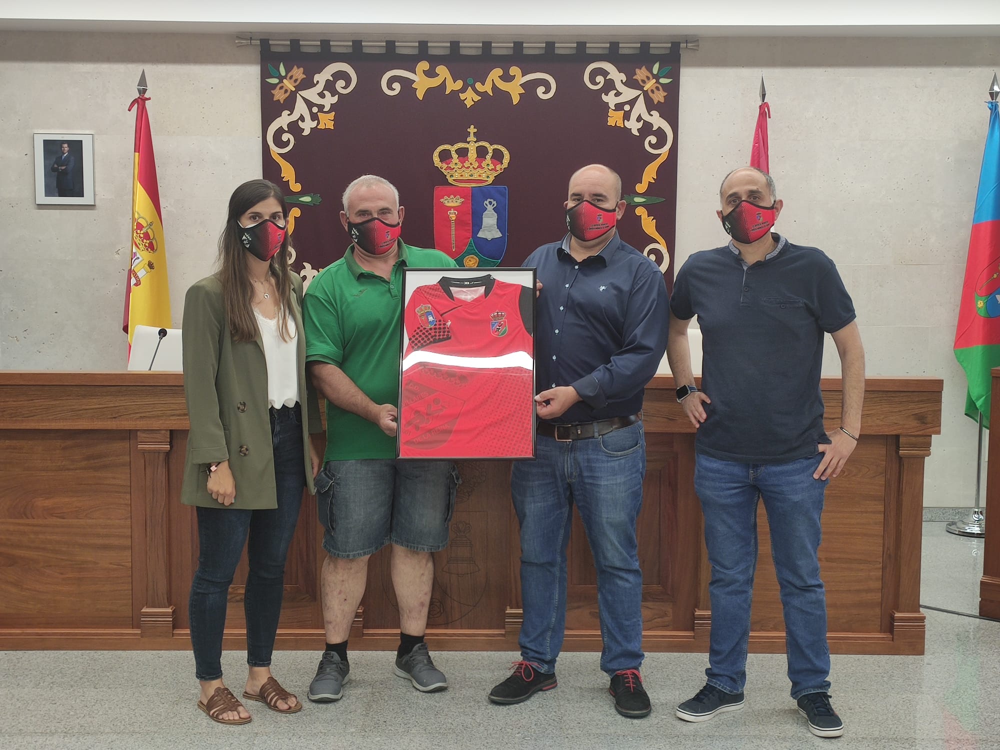 El alcalde y la concejala de Deportes de Villares de la Reina reciben la equipación del Club Deportivo Villares.