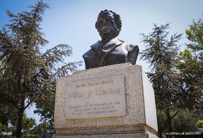 La estatua a Manuel Villar y Macías, cronista de Salamanca. Fotos. Almudena Iglesias Martín.