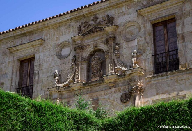 El Colegio Menor de Huérfanos de Salamanca que funda Francisco de Solis es donde se está la Facultad de Educación y Pedagogía, en Canalejas.