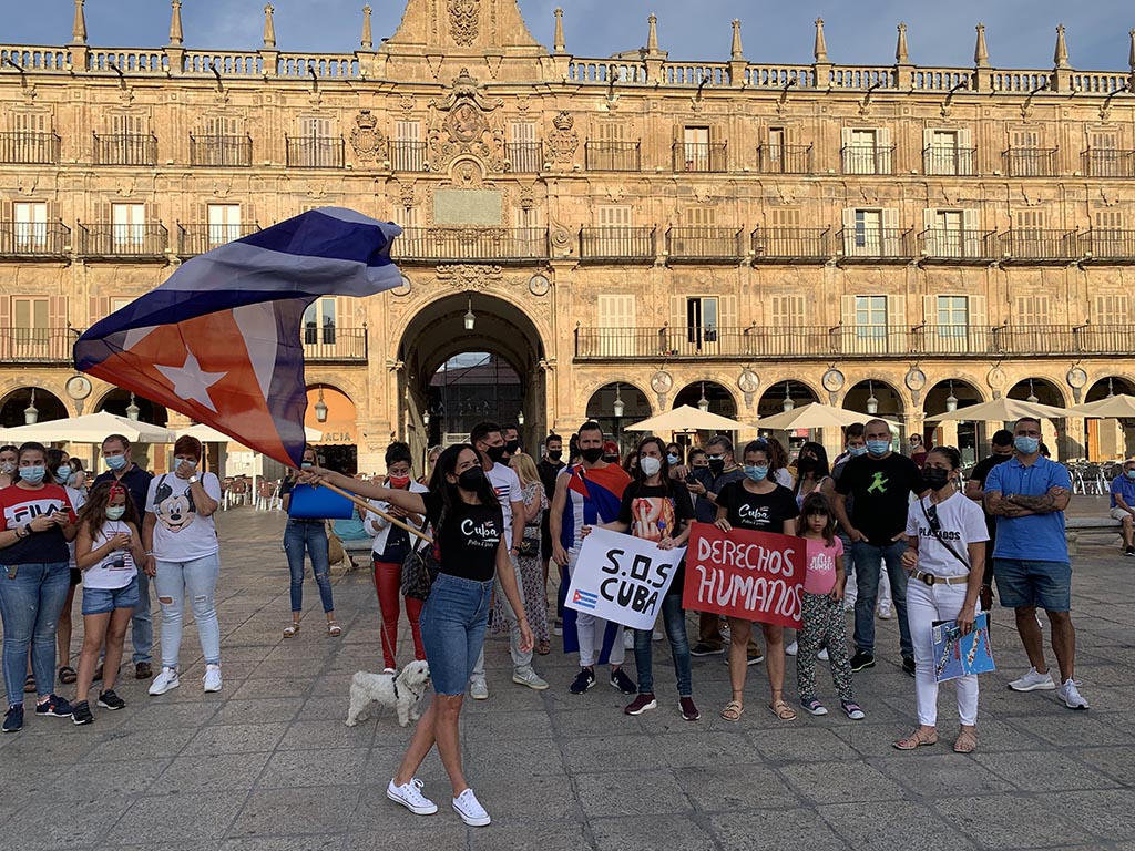 SOS Cuba concentración en la Plaza Mayor de Salamanca.