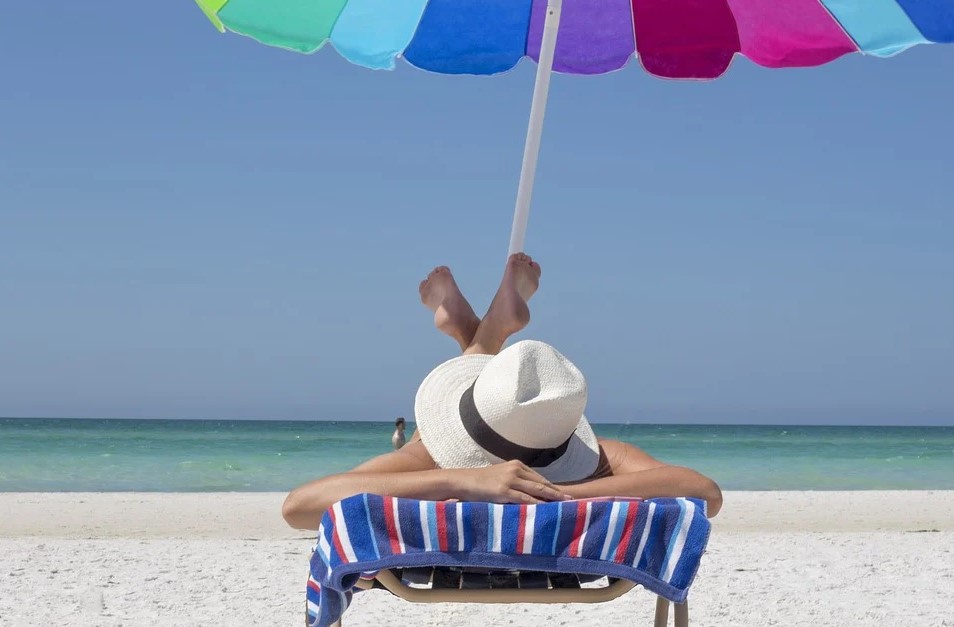 tomar el sol protector solar playa verano pixabay
