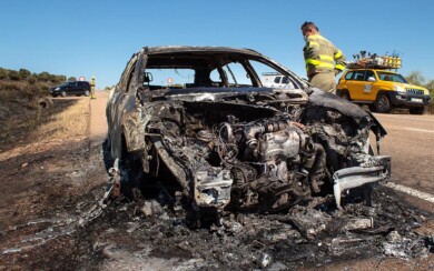 Vicente ICAL . El incendio de un vehículo en Carpio de Azaba en (Salamanca) provoca un incendio forestal junto a la N-620. (1)