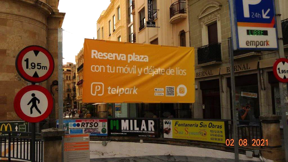 El cartelón de la entrada al aparcamiento de Santa Eulalia.