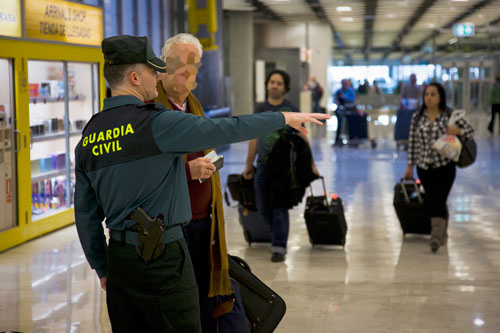 Un guardia civil en el aeropuerto Adolfo Suárez Madrid-Barajas FOTO. Guardia Civil .