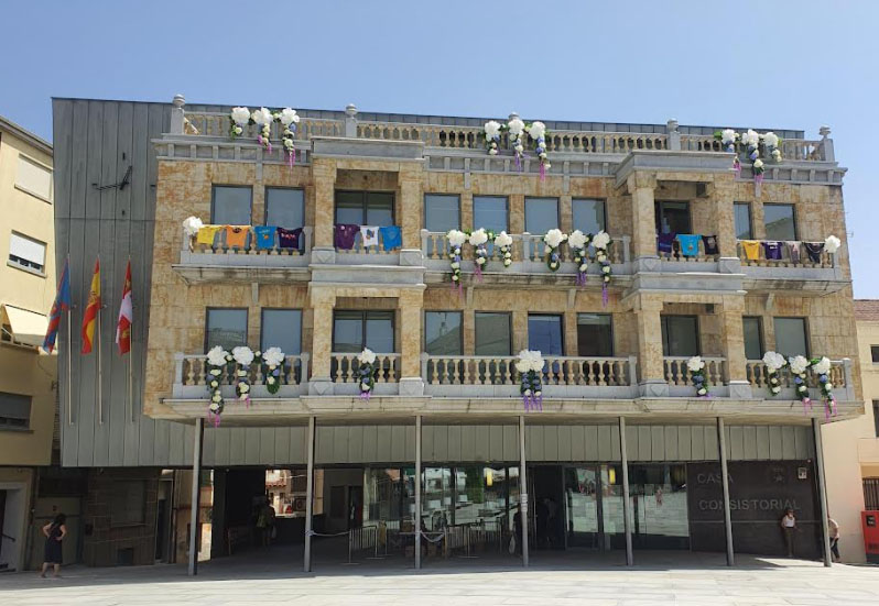 El Ayuntamiento de Guijuelo luce las camisetas de las peñas.