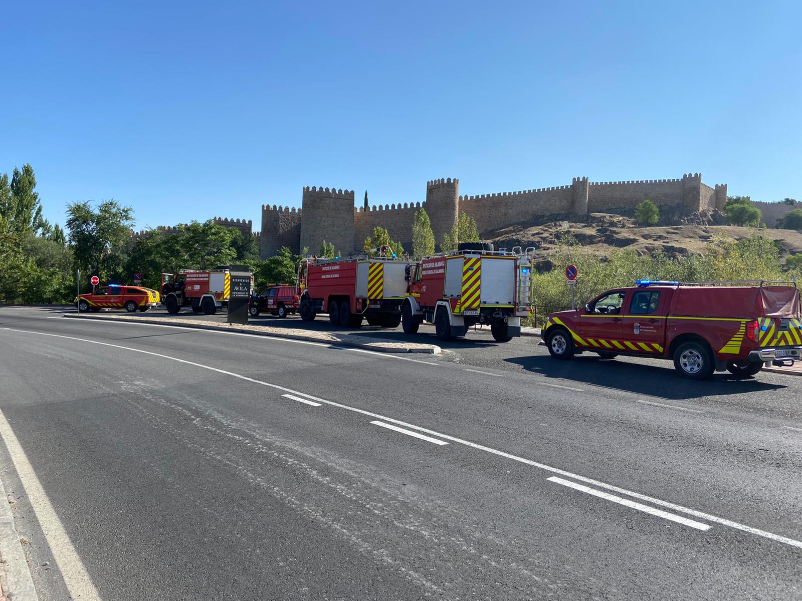 Los bomberos de la Diputación de Salamanca acuden al incendio de Navalacruz, en Ávila.
