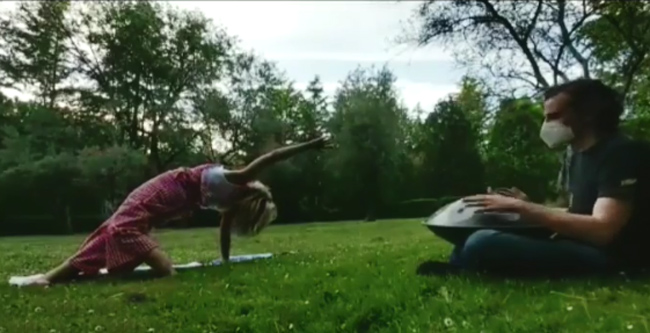 Marta Corrionero y Pablo Charro te proponen yoga al aire libre y música en directo el sábado 4 a las 11h.