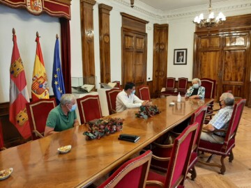 Encarnación Pérez, subdelegada del Gobierno, se reúne con responsables políticos y ganaderos de San Felices de los Gallegos.