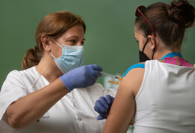 Vicente ICAL . Vacunación masiva a personas entre 18 y 24 años, en Ciudad Rodrigo.