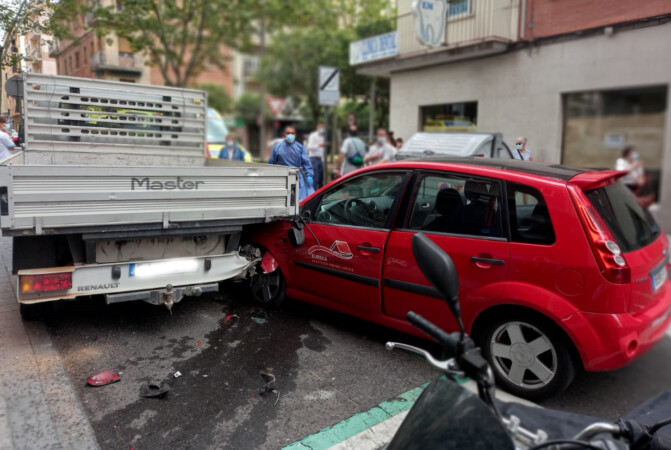 El vehículo empotrado en la trasera del camión en la calle Pérez Oliva.
