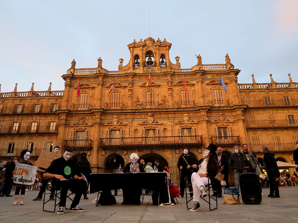 Friday For Future organiza un juicio por el planeta en la Plaza Mayor de Salamanca.