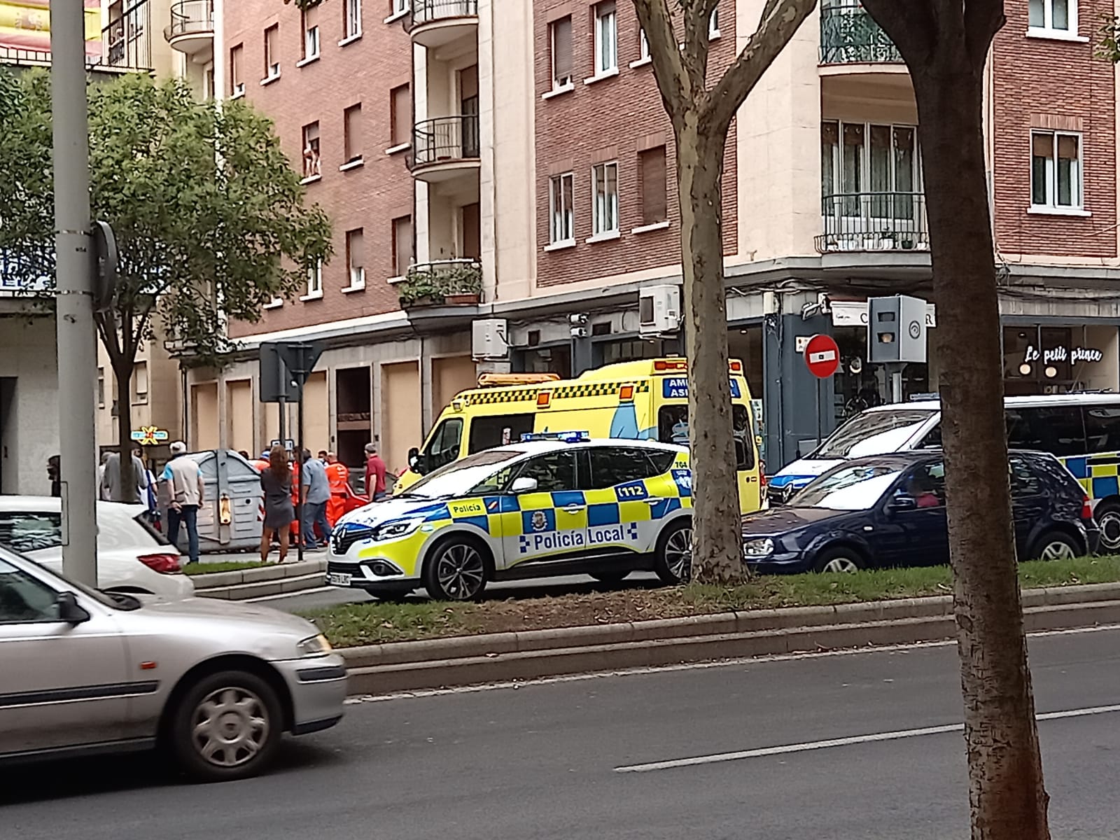 Varias patrullas del la Policía Local acudieron al lugar del accidente, calle Pérez Oliva, esquina con la avenida de Portugal. 