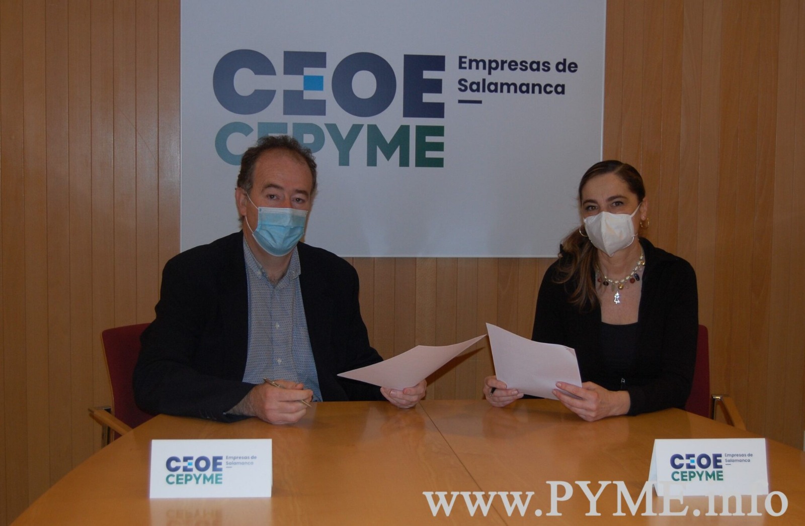 Juan Manuel Gómez, presidente de Ceoe Cepyme Salamanca, y Azuzena Hernández de Canto, presidenta de la Asociación de empresarios del Casco Histórico.