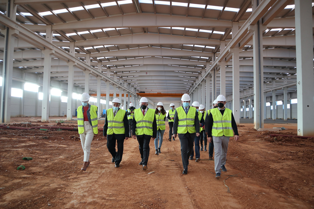 JL Leal / ICAL . El presidente de la Junta, Alfonso Fernández Mañueco, visita las instalaciones de la empresa LatemAluminium.