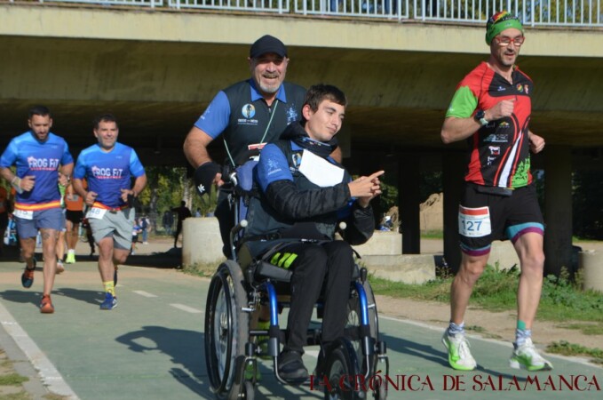 Padre e hijo en silla de ruedas