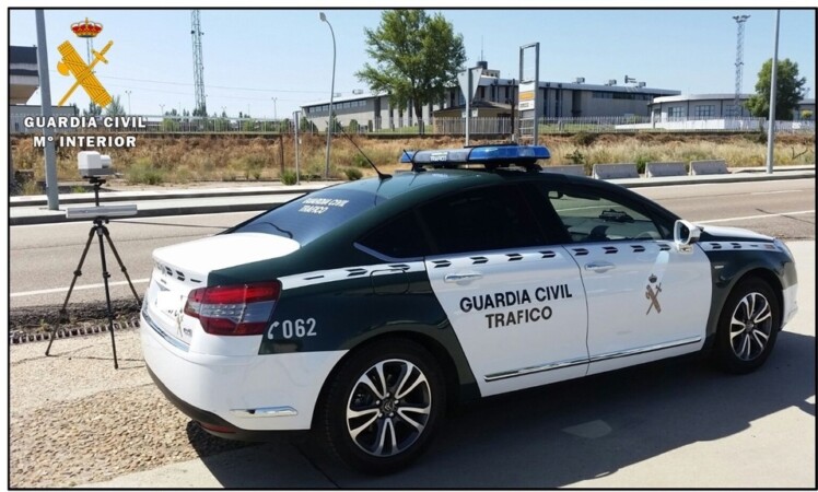 Un vehículo de la Guardia Civil con radar.