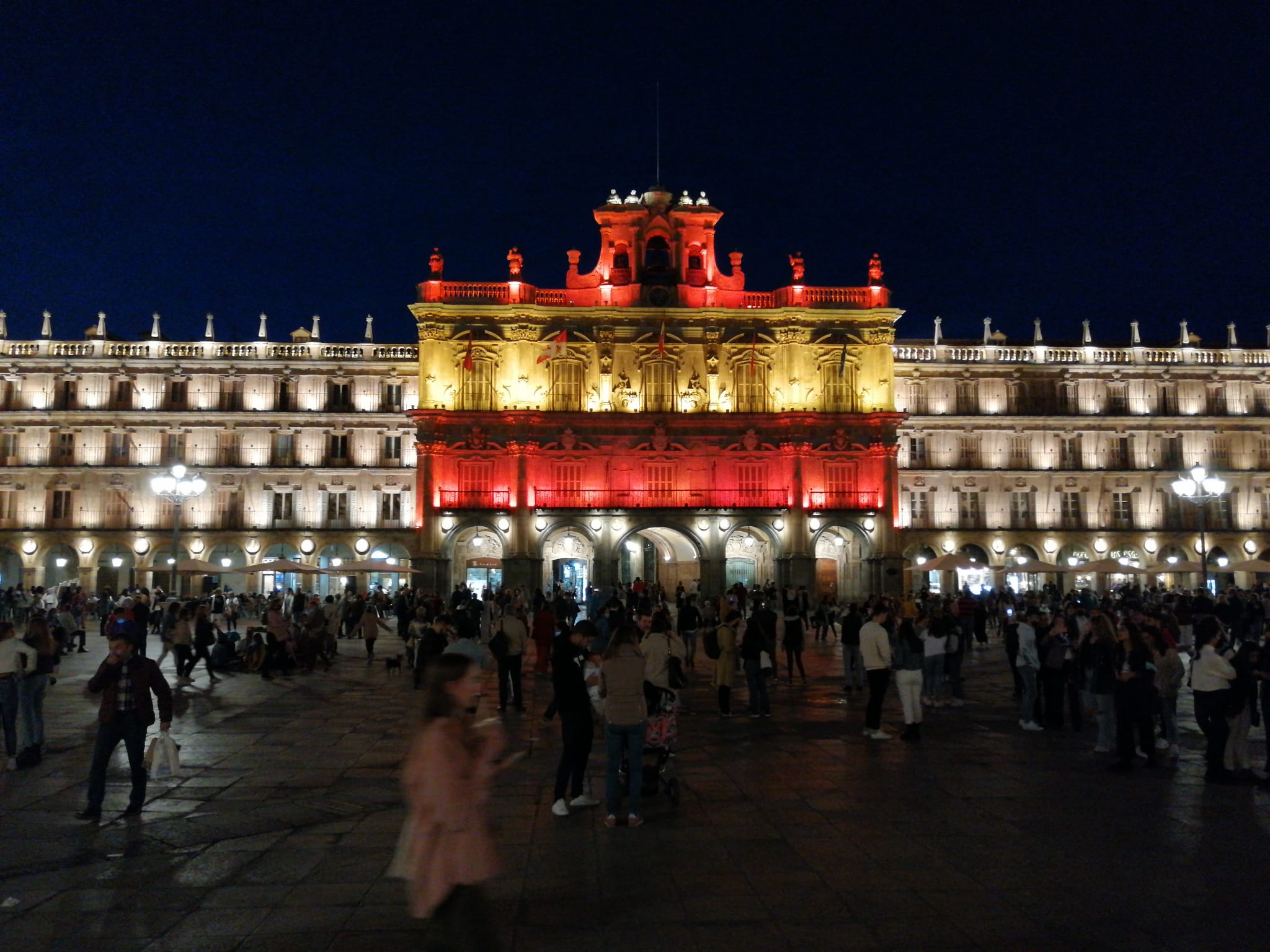 La fachada del Ayuntamiento en la Plaza Mayor de Salamanca lucen los colores de la bandera de España.