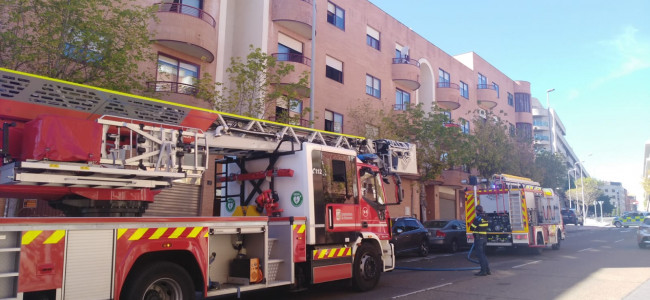 Los bomberos de Salamanca acudieron a sofocar un incendio en la calle Abraham Zacut, en el barrio de Prosperidad.