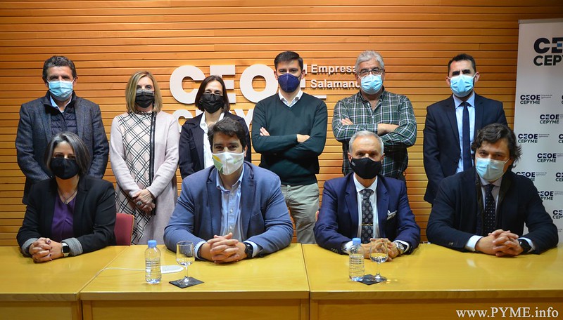 Diego García, nuevo presidente de Ceoe Cepyme Salamanca, junto a su equipo.