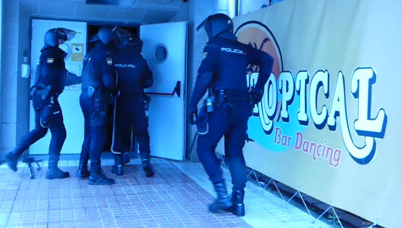 Los policías nacionales entran en el club de alterne de Fuentes de Oñoro. 