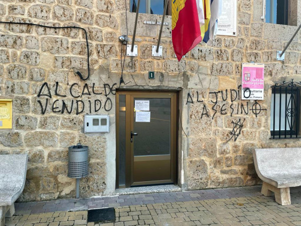 ICAL. Castrillo Mota de Judíos (Burgos) amanece lleno de insultos y amenazas antisemitas y contra su alcalde